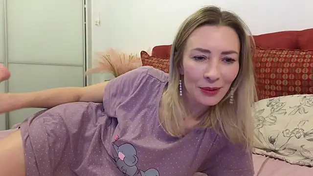 Snapshot of _Maddalena_ chatting on March 5, 12:05 am Maddalena online show from March 5, 12:05 am