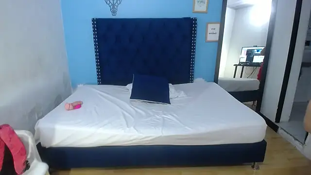 Snapshot of kinky_redhead18 chatting on November 19, 1:44 pm kinky redhead18 online show from November 19, 1:44 pm