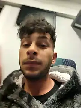 Snapshot of Iulianmarius12 chatting on March 18, 9:53 pm Iulianmarius12 online show from March 18, 9:53 pm