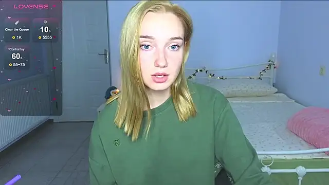 Snapshot of Wild_Sophie_ chatting on October 1, 5:28 pm Wild Sophie online show from October 1, 5:28 pm