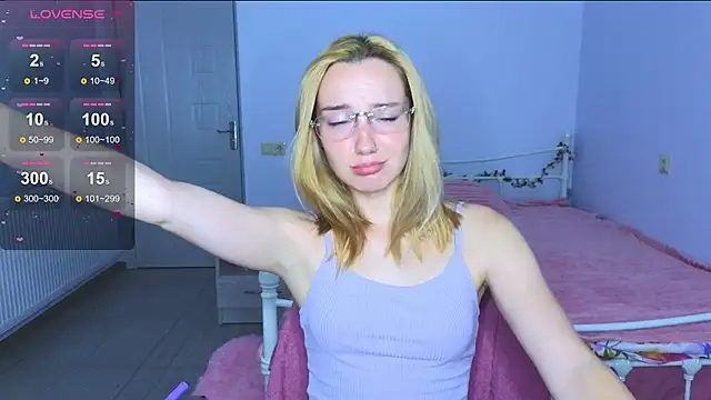 Snapshot of Wild_Sophie_ chatting on September 28, 6:15 pm Wild Sophie online show from September 28, 6:15 pm