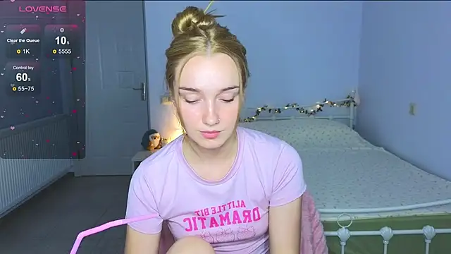 Snapshot of Wild_Sophie_ chatting on October 4, 7:04 pm Wild Sophie online show from October 4, 7:04 pm