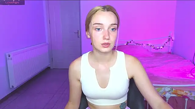 Snapshot of Wild_Sophie_ chatting on September 23, 6:37 pm Wild Sophie online show from September 23, 6:37 pm