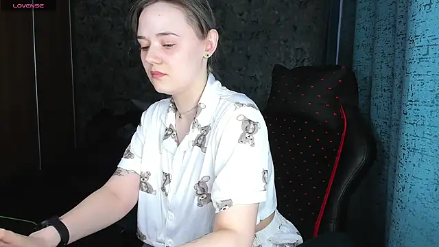 Snapshot of Your_small_bunny chatting on November 10, 2:05 am Your small bunny online show from November 10, 2:05 am