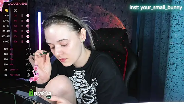 Snapshot of Your_small_bunny chatting on November 4, 3:21 am Your small bunny online show from November 4, 3:21 am