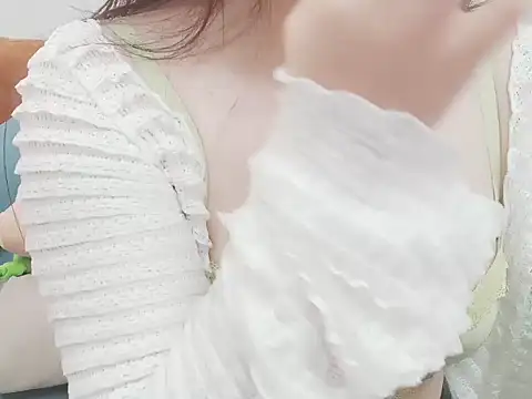 Snapshot of Emale293 chatting on January 13, 2:50 am Emale293 online show from January 13, 2:50 am