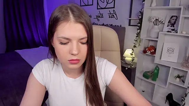 Snapshot of BellaSweetHeart chatting on June 8, 6:52 pm BellaSweetHeart online show from June 8, 6:52 pm