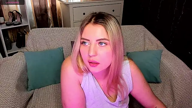 Snapshot of Ashley_Rous chatting on January 15, 7:37 am Ashley Rous online show from January 15, 7:37 am