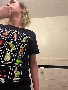 tallnerdyguy online show from April 2, 1:24 am