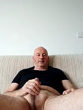 Snapshot of DADDYfucks2015 chatting on December 4, 10:51 am DADDYfucks2015 online show from December 4, 10:51 am
