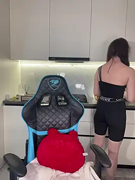 CurlyLara online show from March 29, 1:35 pm