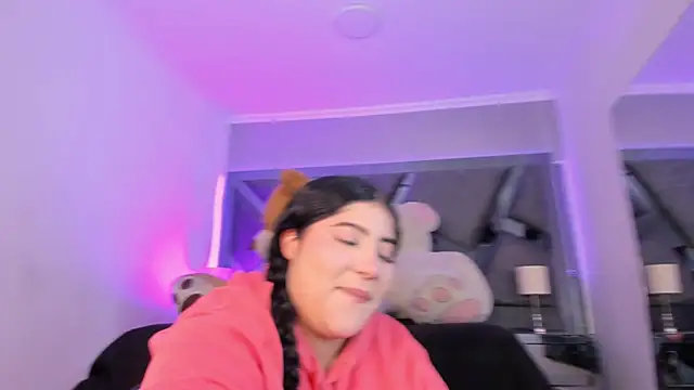 Snapshot of AmberiniHoffman chatting on November 16, 11:26 am AmberiniHoffman online show from November 16, 11:26 am