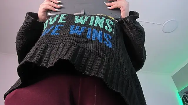 Snapshot of AmberiniHoffman chatting on December 16, 11:14 am AmberiniHoffman online show from December 16, 11:14 am