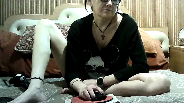 AlanaLaDream online show from April 3, 1:28 pm