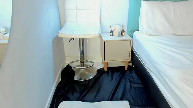 Khenta Michells online show from March 7, 1:29 pm