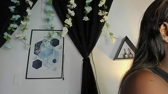 Snapshot of Khenta_Michells chatting on May 15, 10:46 am Khenta Michells online show from May 15, 10:46 am