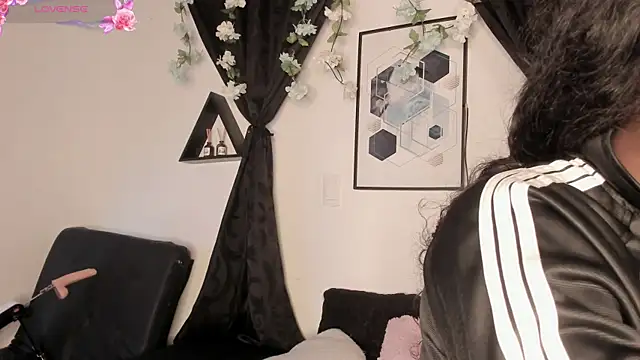 Snapshot of Khenta_Michells chatting on April 29, 10:52 am Khenta Michells online show from April 29, 10:52 am