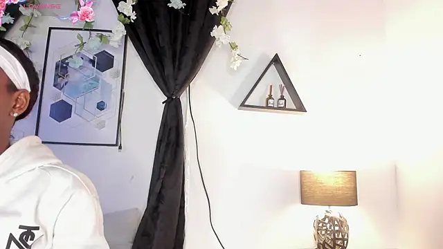 Snapshot of Khenta_Michells chatting on May 5, 10:29 am Khenta Michells online show from May 5, 10:29 am
