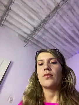 Snapshot of gwen_ashly chatting on July 1, 6:14 am gwen ashly online show from July 1, 6:14 am