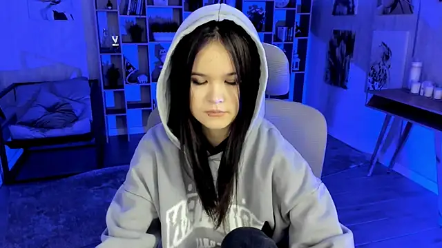 Elainebeness online show from October 21, 7:35 pm