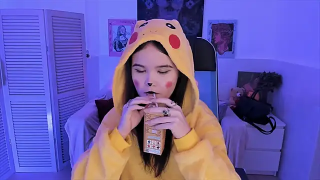 Elainebeness online show from November 8, 8:01 pm