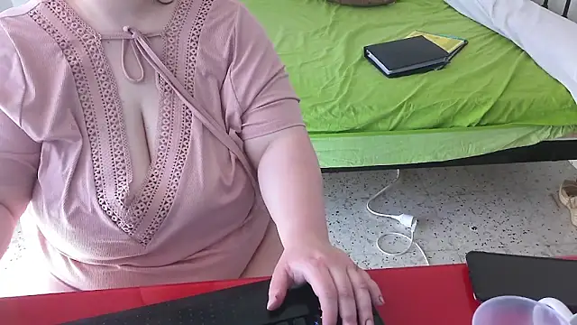 Snapshot of Maebi chatting on June 3, 10:16 am Maebi online show from June 3, 10:16 am
