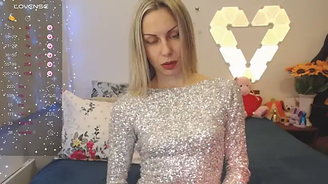 Snapshot of _Loves_ chatting on December 7, 10:34 pm Loves online show from December 7, 10:34 pm