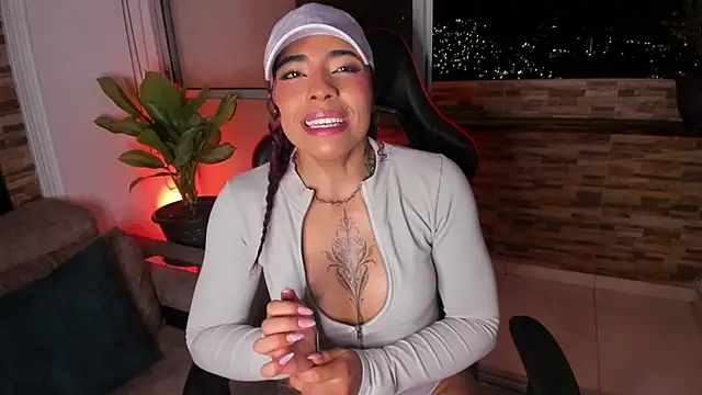 Snapshot of emilyfitness chatting on December 23, 6:33 am emilyfitness online show from December 23, 6:33 am