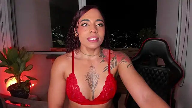Snapshot of emilyfitness chatting on December 5, 7:21 am emilyfitness online show from December 5, 7:21 am