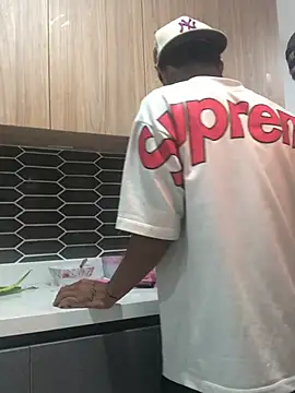 logannth online show from February 3, 11:43 pm