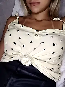 Snapshot of fofinhaa12 chatting on March 11, 1:45 pm fofinhaa12 online show from March 11, 1:45 pm