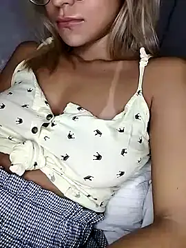 Snapshot of fofinhaa12 chatting on March 21, 10:28 am fofinhaa12 online show from March 21, 10:28 am