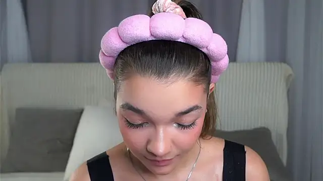 VeronaAppleberry online show from October 23, 11:31 am