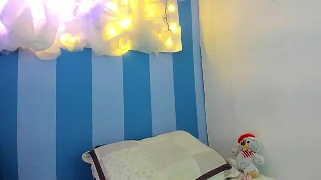 Snapshot of britny_clouds chatting on December 23, 12:30 pm britny clouds online show from December 23, 12:30 pm