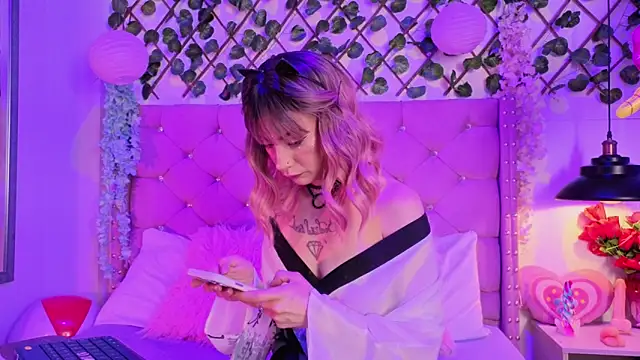 Snapshot of lauren_evans96 chatting on November 11, 1:22 am lauren evans96 online show from November 11, 1:22 am