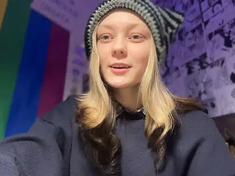 Snapshot of Midnight_Mystery chatting on January 4, 8:37 pm Midnight Mystery online show from January 4, 8:37 pm