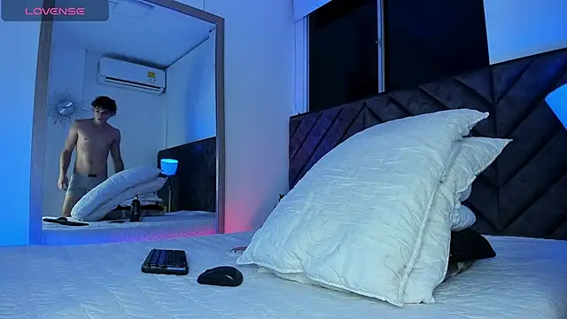 Luca ferrer  online show from February 9, 4:36 am