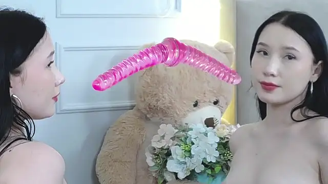 LeilaLow online show from February 2, 6:20 pm