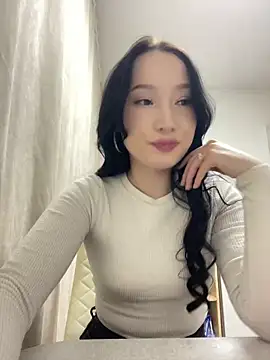 LeilaLow online show from February 23, 2:25 pm