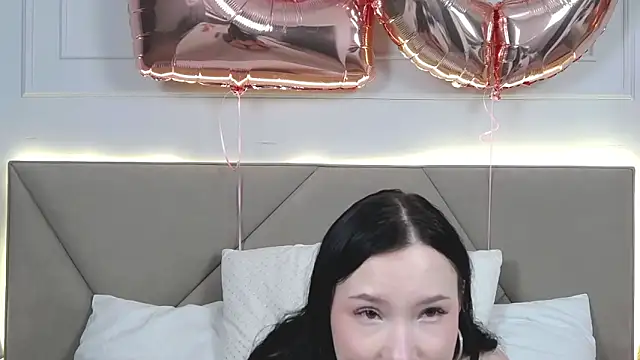 LeilaLow online show from February 18, 3:20 pm