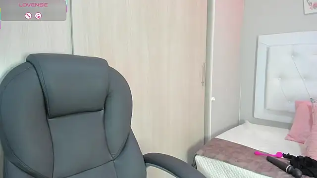 Snapshot of nicole__parker1 chatting on February 5, 6:37 pm nicole parker1 online show from February 5, 6:37 pm