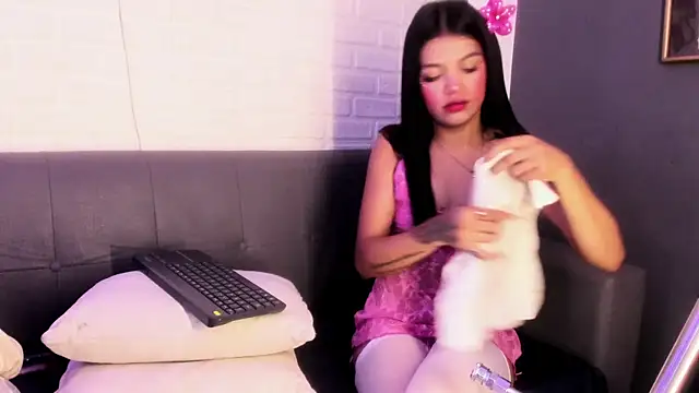 Snapshot of karina_gomez_18 chatting on October 11, 11:22 am karina gomez 18 online show from October 11, 11:22 am