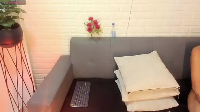 Snapshot of karina_gomez_18 chatting on September 28, 11:39 am karina gomez 18 online show from September 28, 11:39 am
