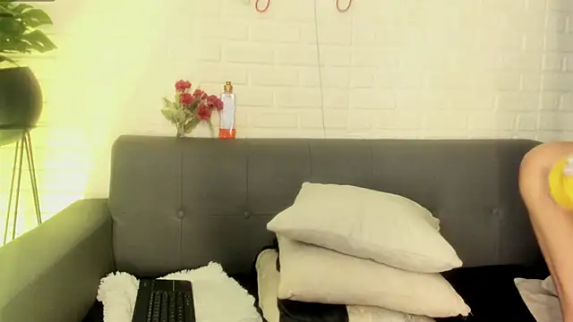 Snapshot of karina_gomez_18 chatting on October 6, 11:22 am karina gomez 18 online show from October 6, 11:22 am