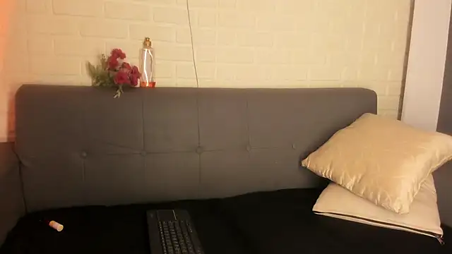 Snapshot of karina_gomez_18 chatting on October 8, 11:23 am karina gomez 18 online show from October 8, 11:23 am
