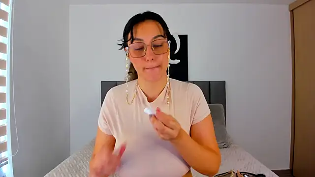 nataliepeterson online show from November 23, 9:14 pm