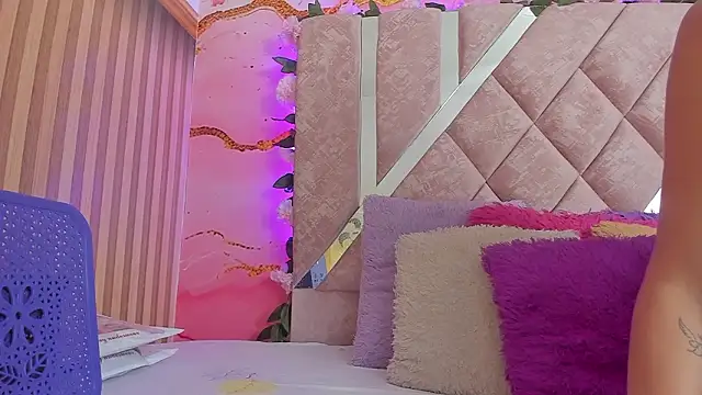 Snapshot of Bella__sweet chatting on February 10, 10:58 am Bella sweet online show from February 10, 10:58 am