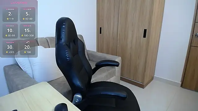 karoll marquez online show from April 8, 8:10 pm