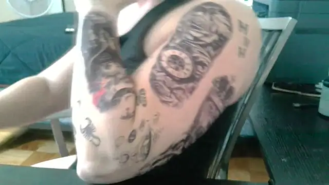 Aaron Rose25 online show from December 14, 3:57 am