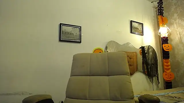 LAURA SMIITH online show from October 24, 6:51 pm